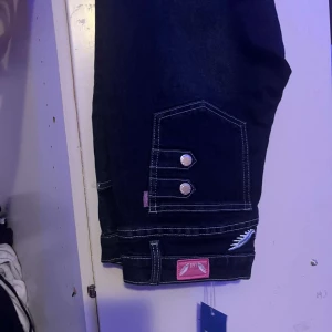Lågmidjde bootcut Jeans - Helt nya lågmidjade bootcut Jeans från sellpy. Innerbenslängden: 89  midjemått: 80 