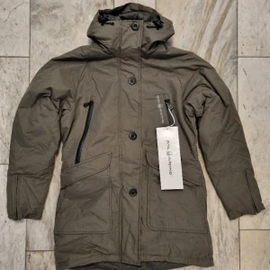 Sail Racing dam parka Ny - Mycket fin Sail Racing dam parka med luva som tyvärr aldrig blev använd och nu dags att den får komma någon till glädje. Storlek Medium