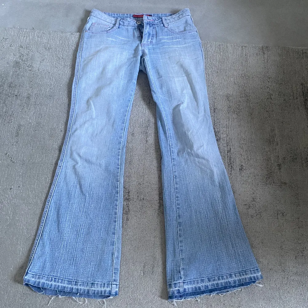 Jätte fina lågmidjade bootcut jeans! Så fina men dom är lite korta på mig, går bra att använda ”köp nu”. Jeans & Byxor.