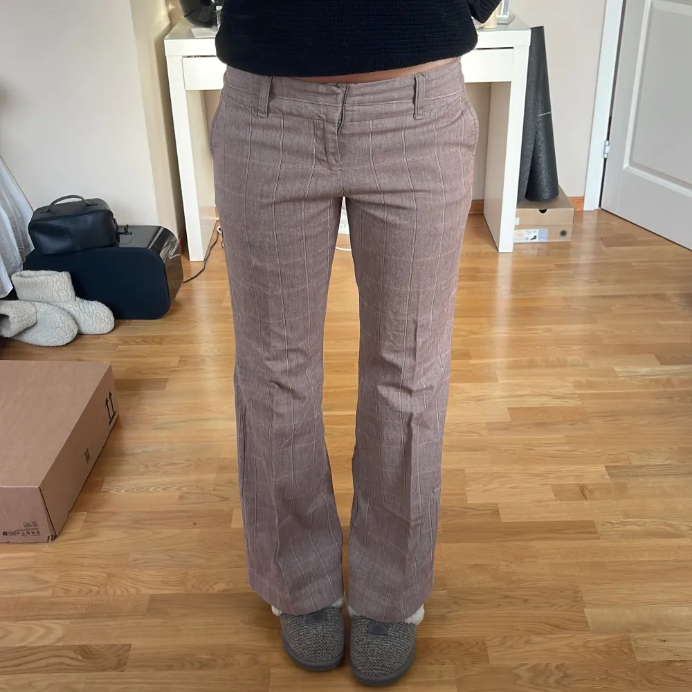 Snyggaste kostymbyxorna från Gap😫Midjemått: 80cm Innerben: 81cm Jag är 177cm💕. Jeans & Byxor.