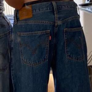 Supersnygga Levis Jeans i den populära modellen 501. Superbekväma och endast använda fåtal gånger. Säljer då de inte passar mig längre. Första bilden är lånad då de inte passar mig.  Skriv om ni har frågor eller vill ha fler bilder💕🤪