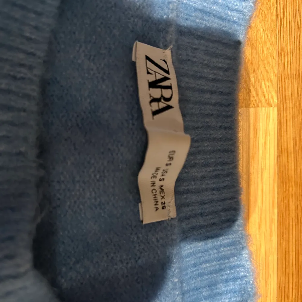 Ljus blå oversized stickad tröja från Zara, storlek S. Aldrig använd, endast testad. Inköpspris 399kr, säljes för 200kr. Tillkommer frakt . Stickat.