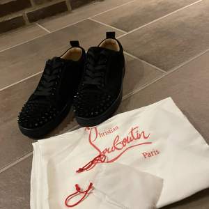 Christian Louboutin skor som nästan aldrig är använda, medföljer spikar och påse 