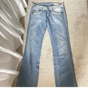 Lågmidjade jeans - Säljer dessa skit snygga lågmidjade jeans, oanvända från Pepe jeans. Köpta här på plick men de va tyvärr lite stora på mig💘midjemåttet rätt över 41 cm, innerbenslängd 87 cm,  köp gärna via köp nu!