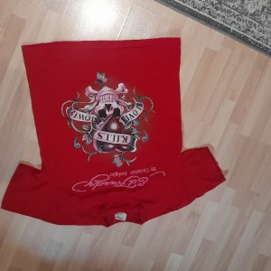 Ed hardy t-shirt - Den e larg o oversized på mig som e 160