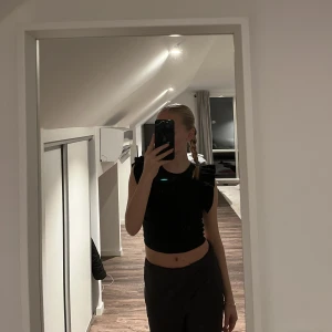 Topp - Jättesöt topp  från Zara som passar till olika tillfällen, säljer för att den inte kommer till andväning längre andvänt fåtal gånger så den är i fint skick💕💕