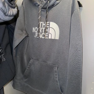 The north face kofta - Jätte skön o fin North face hoodie som är köpt förra sommaren, kom väldigt sällan till användning. Den har inga tecken på användning och är som ny. Storlek S, skriv ifall ni har flera frågor