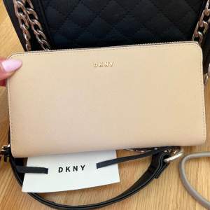 DKNY plånbok helt ny med prislapp 