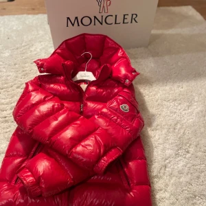 Moncler Maya jacka - Inte alls använd. Köpte den från Moncler hemsidan! Nypris: 9000kr Mitt pris:5500 ( kan diskutera pris)