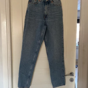 Jeans - Ett par blåa jeans från monki, byxorna är helt oanvända och lappen sitter kvar  Dem är i strl W24