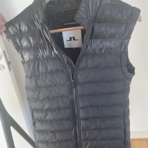 J.Lindeberg väst - Säljer nu denna perfekta väst från J.Lindeberg. Den är i mycket bra skick och helt perfekt till många olika tillfällen. Bara att skriva vid frågor. Mvh