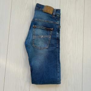 🌟säljer dessa fräscha nudie jeans till ett fantastiskt pris🌟jättebra skick inga skador eller fläckar🌟passar slim fit🌟säg till om ni har frågor!🌟