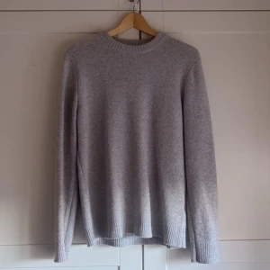 Massimo dutti stickad  - Stickad grå från Massimo dutti!👑 Fint skick, 9/10 inga defekter  Köparen står för frakt 🚚 