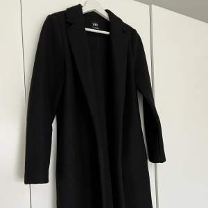 Så fin och simpel svart kappa från Zara i strl M, lite nopprig på sina ställen