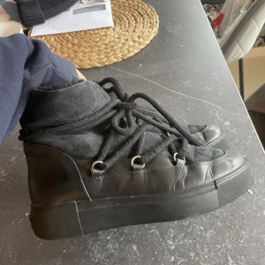 Vinterskor  - Säljer mina vinter skor, de är inspirerade av inukkii skorna. Köpe de för 1250 kr men säljer nu för 400. Bara använda en vinter så är i jättebra skick💕