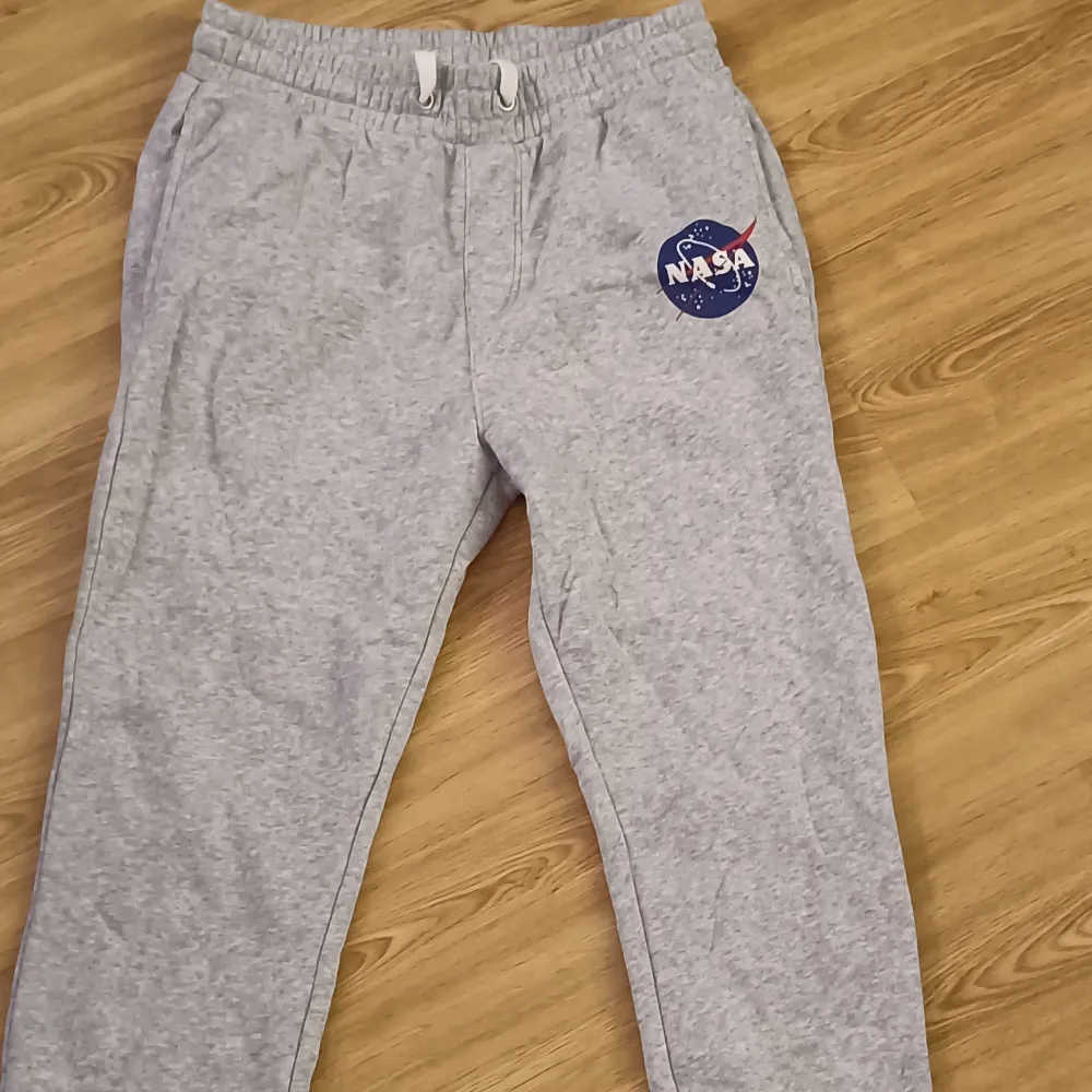 Oanvända Nasa mjukisbyxor . Jeans & Byxor.