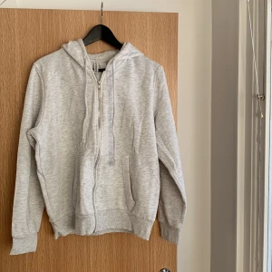 Basic hoodie säljes - Basic hoodie från H&M säljes. Strl L. ☀️