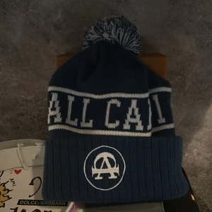 Allcap1  - Tjenare! Säljer nu min allcap1 mössa som jag aldrig har använt för har inte tyckt hur den sitter på mig. Den är helt ny inga fläckar eller märken eller något ni kan komma med bud!