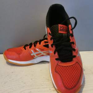 Helt nytt skor med förpackning följer med. Asics Upcourt 3 GS classic Red/Silver färg. Storlek 39.5