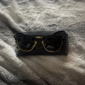 Ray-Ban Clubmaster - Varsamt använda men gott skick. Använder inte så mycket längre. 