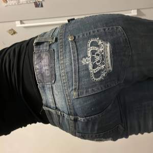 As nice lågmidjade Victoria Beckham jeans. Köpte de på loppis för nån månad sen så jag har inte använt dem så mycket. 🤩först till kvarn