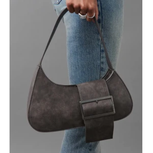 asymmetric baguette bag, washed grey - Såå fin väska från gina tricot )! Den är slutsåld på hemsidan! Säljer pga inte min stil. 
