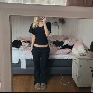 Svart topp  - Fin svart topp från Only i storlek s, säljer då den inte kommer till användning! 💖💖