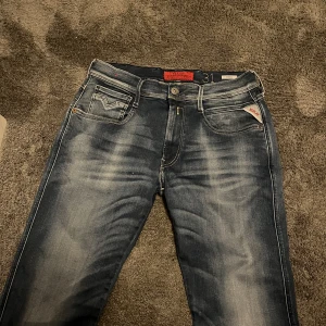 Replay anbass - Säljer mina Replay Anbass i perfekt skick. Jeansen är knappt använda och är i grymt skick. Nypris 1800 skick 9.5/10. Hör av dig vid frågor eller funderingar.