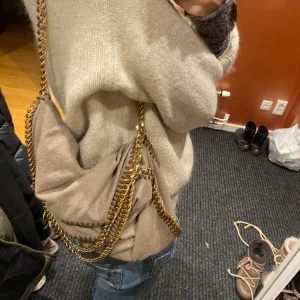 Brun Stella McCartney  - Säljer min bruna Stella McCartney väska med guldkedja. Mycket små missfärningar på kedjan annars är den i nyskick. Äkthetsbevis finns från Vestiaire Collective. Jag möts gärna upp i Stockholm. Priset är diskuterbart. 