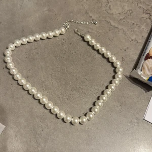 Pärl halsband - Fint pärlhalsband i nyskick från guldfynd 