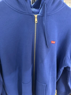 Levis zip hoodie - Tjo säljer denhär riktigt feta Levis zip hoodien. Den är helt ny och är oanvänd, tags sitter kvar 10/10 skick 🙌 