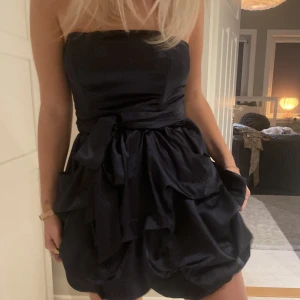 Blå cocktail klänning  - Skit snygg!! Knytningen går att ha både fram och bak och man väljer själv hur tajt den ska sitta 💓