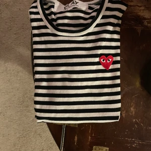 Comme des garcon tröja - Skick 9/10 Enadast använd fåtal gånger Nypris 1700 Pris kan diskuteras