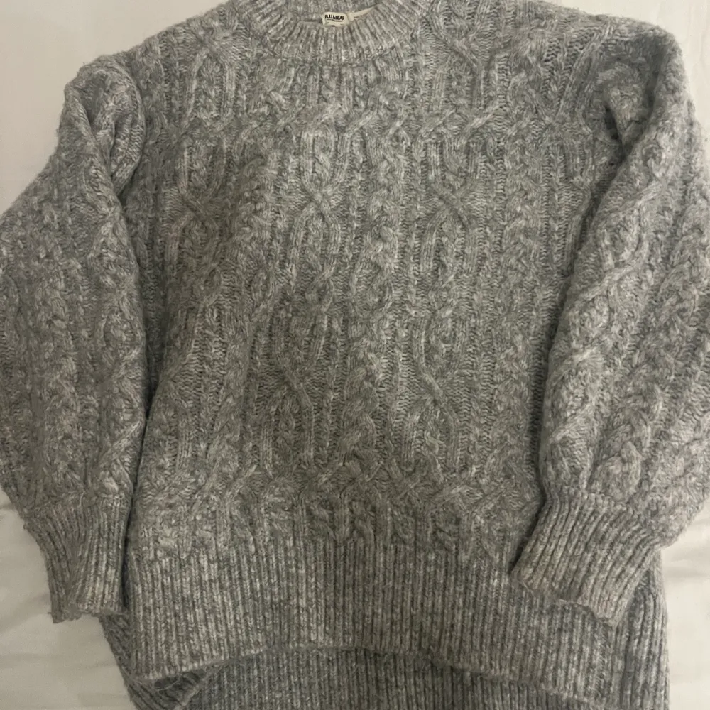 Grå stickad tröja från pull and bear, super mjuk och varm, ej stickigt material. Knappt använd. Nypris 450kr. Stickat.