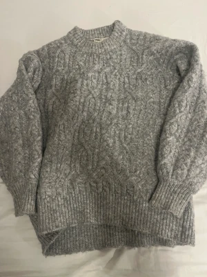 Stickad tröja - Grå stickad tröja från pull and bear, super mjuk och varm, ej stickigt material. Knappt använd. Nypris 450kr