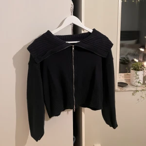 Kofta - Marinblå stickad kofta med dragkedja, lite lätt croppad  🥰 varsamt använd