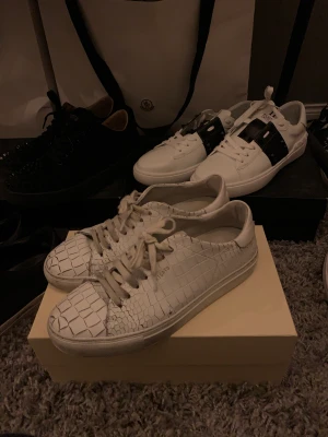 Arigatos skor - Säljer dessa supersnygga Axel Arigato skor💗de är i använt skick men inga stora defekter. Nypris 2000kr. Kan tänka mig att gå ner i pris vid snabb affär!💓