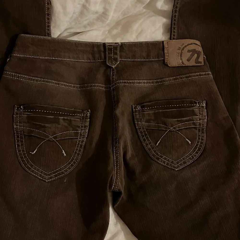 Säljer dessa skitsnygga ”Not The Same” jeans då de inte används! Storlek 38 men passar mig som oftast bär 34🤎. Jeans & Byxor.