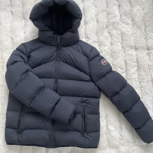 Colmar Jacka - Varm jacka från Colmar köpt för 2 år sedan. Sparsamt använd och i bra skick, inga defekter eller liknande. Nypris 5000.🤍 (inga byten)