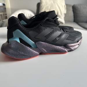 Hej.   Har ett par Adidas träningsskor som jag inte använder.   Skorna är i mycket gott skick, se bilder för skick. Knappt använda.   Färg: Core Black / Core Black / Pulse Aqua Storlek: 43 1/3