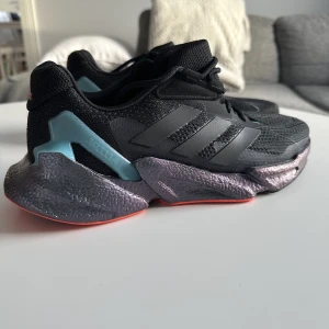 Adidas X9000L4 **superskick** - Hej.   Har ett par Adidas träningsskor som jag inte använder.   Skorna är i mycket gott skick, se bilder för skick. Knappt använda.   Färg: Core Black / Core Black / Pulse Aqua Storlek: 43 1/3