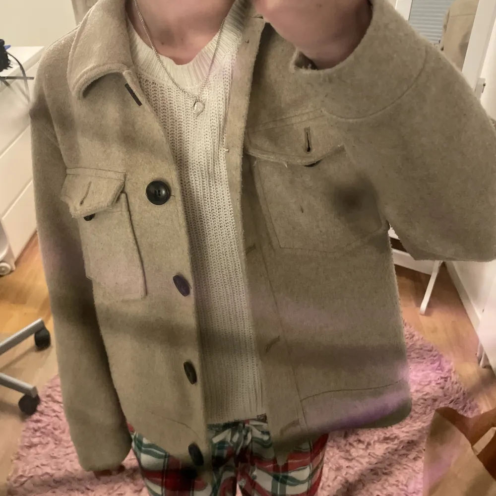 En supersöt beige kappa i storlek S!đ. Takit.
