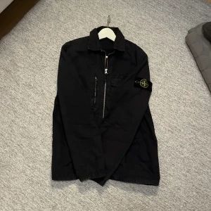 Stone island  - Stone island overshirt/vindjacka den är i bra skick inga hål eller så anvönd men har mycket kvar att ge skicket är 8/10 färgen är marinblå  priset kan diskuteras vid snabb affär tar byten! Storlek M äkta!!