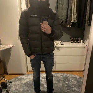 Sail racing jacka  - Säljer min sailracing jacka då den inte kommit till användning, jackan är i jättefint skick och har inga skavanker.