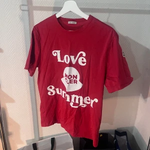 En moncler summer S/M - Ny skick inga skador eller slitage Passar S-M Självklart äkta qr finns 