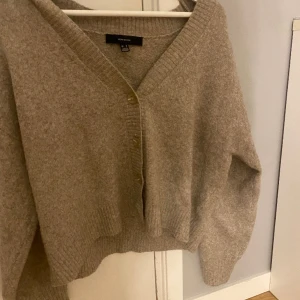 Cardigan från vero moda - En fin begie kofta/cardigan från Vero moda i storlek S