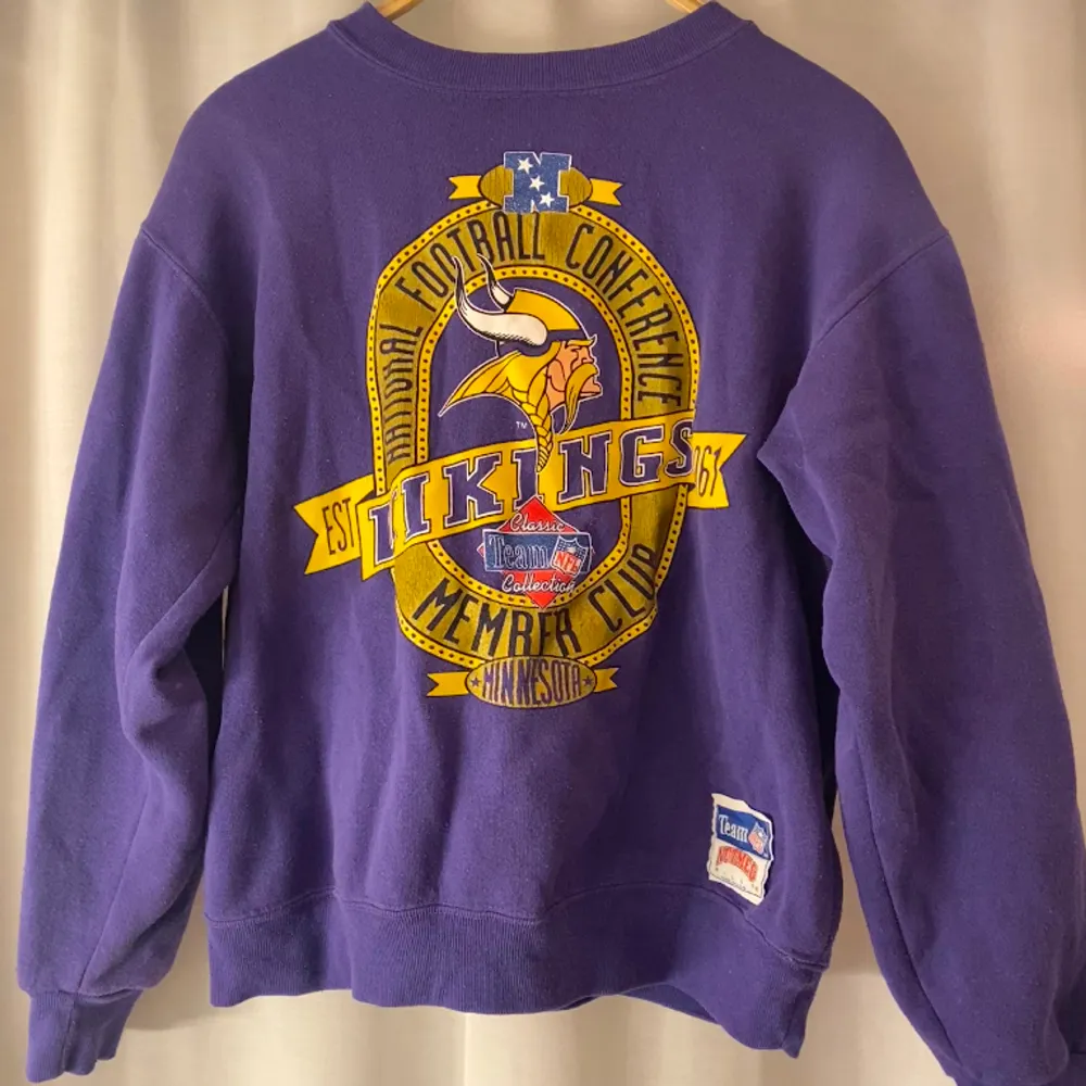 Vintage sweatshirt, ingen anning vart ifrån, står storlek xl men gissar på att det är barnstorlek då den sitter som en xs/s💜. Hoodies.