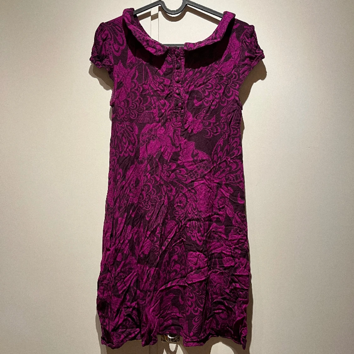 Jättefin mörkrosa/lila mönstrad klänning strl 36 - 91