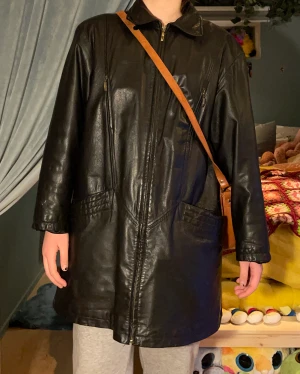 Oversized skinnjacka  - En superfin skinnjacka i riktigt läder. Den är storlek 36 men rätt oversized och är ungefär knälång på mig som är 165 cm lång!  Köpt secondhand men det finns inga större tecken på  användning. Hör av dig om du har fler funderingar 💕