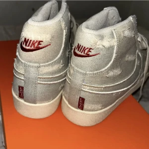 Levi's Nike Blazers - Sälier dessa coola Nike Blazer Levi's. Riktigt snygga helt nya. Passar storlek 41. Box följer med. Kan bjuda pä frakt om man är snabb eftersom kan använda fran andra annonser. Skriv vid funderingar! :D